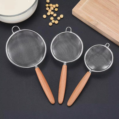 Stainless Steel Mesh Strainer with Wooden Handle, Fine Filtering for Juices, Residues and Flour, Ideal for Home Baking